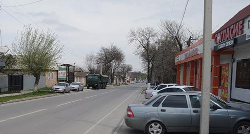 Военная техника возле офиса "Машр". Фото Умара Йовлоя для "Кавказского узла"