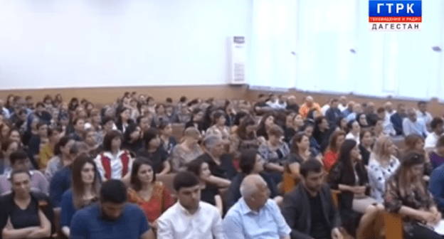 Собравшиеся на сессию горсовета Избербаша 23 мая 2019 года. Скриншот видео https://youtu.be/UCW6Ii94_rI