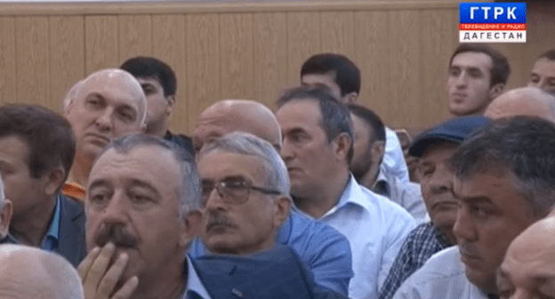 Собравшиеся на сессию горсовета Избербаша 23 мая 2019 года. Скриншот видео https://youtu.be/UCW6Ii94_rI