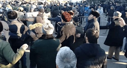Столкновения активистов и силовиков в Магасе, 27 марта. Кадр видео ИГО "ДЗУРДЗУКИ" https://www.youtube.com/watch?v=o1B1oBde9Ds