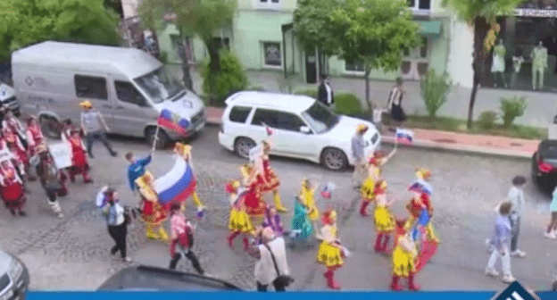  Шествие с российскими флагами в Батуми, 26 мая 2019. Кадр сюжета "Аджара-ТВ" http://ajaratv.ge/article/43759