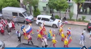  Шествие с российскими флагами в Батуми, 26 мая 2019. Кадр сюжета "Аджара-ТВ" http://ajaratv.ge/article/43759