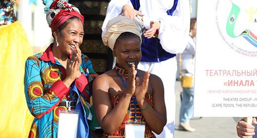 Участники фестиваля из ЮАР на открытии в Махачкале. Фото: пресс-служба Минкульта РД