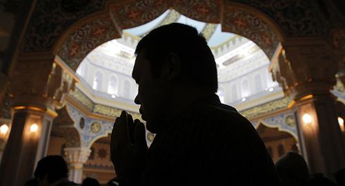Верующий в мечети. Фото: REUTERS/Maxim Shemetov