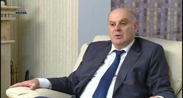 Аслан Бжания. Фото кадр видео "Телекомпании Абаза-ТВ", https://www.youtube.com/watch?v=iYmx3VyzA4k