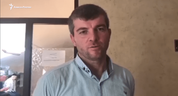 Житель Нижнего Казанища Малик Ирбаинов рассказывает о требованиях односельчан. Скриншот видео. https://www.kavkazr.com/a/29972587.html#player-set-time=13.150563