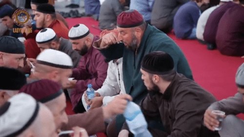 Массовый ифтар в Грозном 31 мая 2019 года. Скриншот видео. https://vk.com/ramzan?w=wall279938622_403459