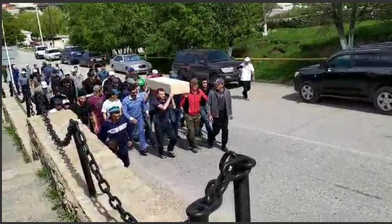 Скриншот видеозаписи похоронной процессии в селе Хунзах, размещенной 2 июня в Telegram-канале "Годекан" https://t.me/nagodekane/2063