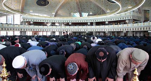 Верующие во время молитвы. Фото: © Муса Садулаев, ЮГА.ру https://www.yuga.ru/news/399200/