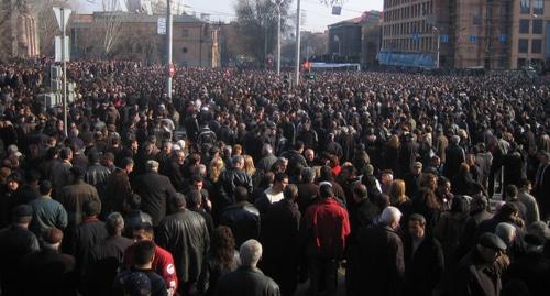 Несогласные с итогами выборов на улице в Ереване 1 марта 2008 года Автор: Serouj, https://commons.wikimedia.org/w/index.php?curid=3653411