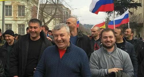 Эдуард Кокойты (в центре) со своими сторонниками, 2017 год. Фото Арсена Козаева для "Кавказского узла"