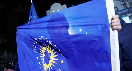 Флаг "Грузинской мечты". Фото: REUTERS/David Mdzinarishvili