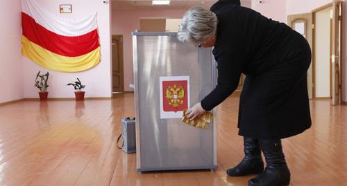 На избирательном участке. Южная Осетия. Фото: REUTERS/Eduard Korniyenko 