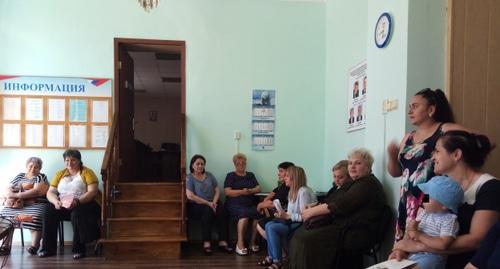 Женщины из общежития в Нальчике ждут приема у депутата Ирины Марьяш. Фото Людмилы Маратовой для "Кавказского узла".
