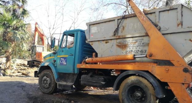 Техника рядом с идущим под снос домом в Сочи. Фото Светланы Кравченко для "Кавказского узла",