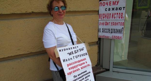 Активистка Тома Гродникова в одиночном пикете. Волгоград, 9 июня 2019 года. Фото Вячеслава Ященко для "Кавказского узла"