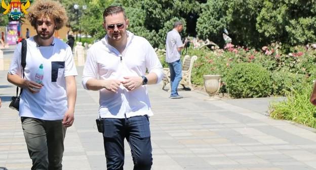 Илья Варламов и Салман Дадаев на съемках "Большой дороги с мэром" в Махачкале. Фото пресс-службы мэрии Махачкалы.