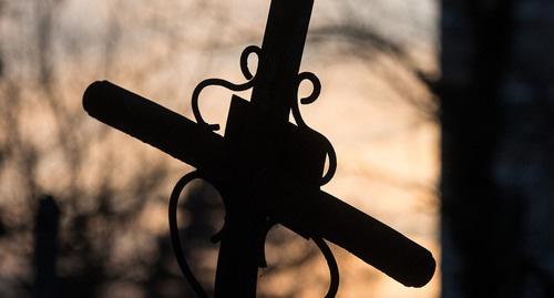 Крест на могиле. Фото Елены Синеок, Юга.ру
