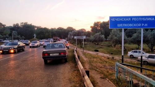 Чеченский дорожный указатель на окраине Кизляра. Фото Ильяса Капиева для "Кавказского узла"