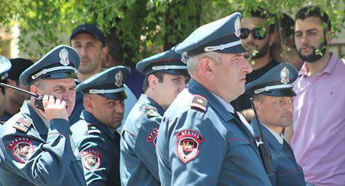 Сотрудники полиции перед зданием суда в Ереване, 20 мая 2019 года. Фото Тиграна Петросяна для "Кавказского узла".
