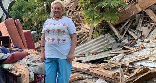 Светлана Чурикова на развалинах своего дома. Фото Светланы Кравченко для "Кавказского узла".