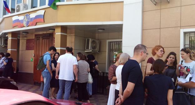 Родственники подозреваемых по делу "О свидетелелях Иеговы" во дворе Советского райсуда в ожидании решения суда. 3 июня 2019 г. Фото Мурада Мурадова для "Кавказского узла"
