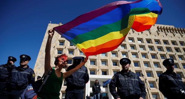 Участница акции ЛГБТ. Тбилиси. Май 2017 г. Фото: REUTERS/David Mdzinarishvili