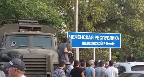 Военная техника возле указателя на окраине Кизляра. 12 июня 2019 г. Фото Ильяса Капиева для "Кавказского узла"