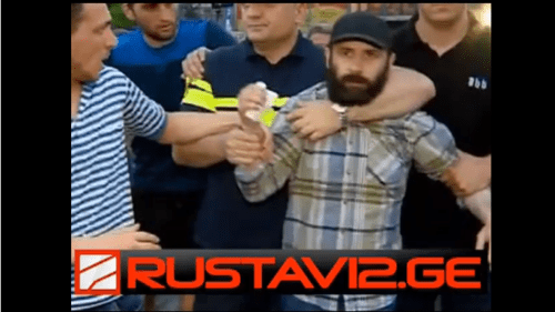 Задержание одного из участников контракции против ЛГБТ в Тбилиси. 14 июня 2019 года. Скриншот видео "Рустави 2" http://www.rustavi2.ge/en/news/135982