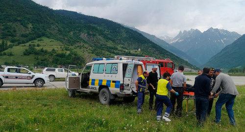 Спасатели эвакуируют с горы Тетнулди тело гражданина Словакии, который разбился при падени. Фото: Служба по управлению чрезвычайными ситуациями

