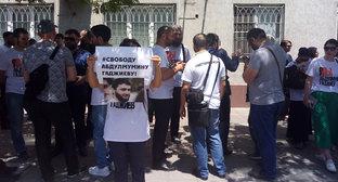 Одиночный пикет в поддержку журналиста Абдулмумина Гаджиева у здания Советского суда Махачкалы, где в закрытом режиме проходит избрание меры пресечения трем задержанным по делу о финансировании терроризма. Фото Мурада Мурадова для "Кавказского узла"