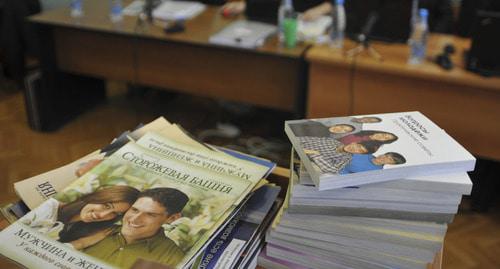 Литература Свидетелей Иеговы*. Фото: REUTERS/Alexandr Tyryshkin