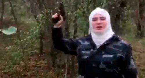 Жительница Северной Осетии  с пистолетом. Фото: кадр видео Чечня Сегодня https://www.youtube.com/watch?time_continue=10&v=nOp1_XDAsSo