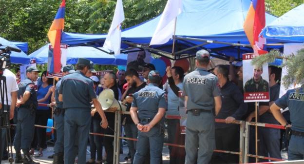 Сторонники Кочаряна и сотрудники полиции перед зданием суда. Фото Тиграна Петросяна для "Кавказского узла".