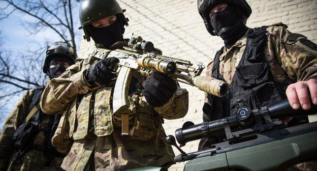 Представители силовых структур.  Фото Елены Синеок, Юга.ру
