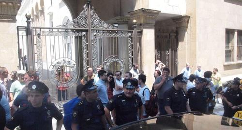 Полиция между митингующими и входом в  парламент. 20 июня 2019 г. Фото Беслана Кмузова для "Кавказского узла"