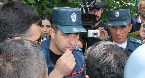 Сотрудники полиции общаются с участниками протестных акций. Фото Тиграна Петросяна для "Кавказского узла"