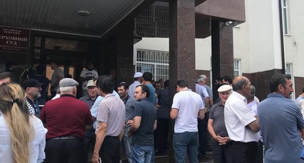 Группа поддержки Мартина Кочесоко возле Верховного суда КБР, 20 июня 2019 г. Фото Ольги Эфендиевой-Бегрет для "Кавказского узла"
