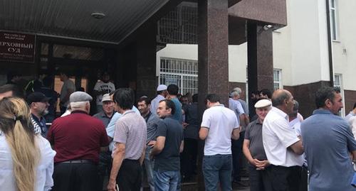 Группа поддержки Мартина Кочесоко возле Верховного суда КБР, 20 июня 2019 г. Фото Ольги Эфендиевой-Бегрет для "Кавказского узла"
