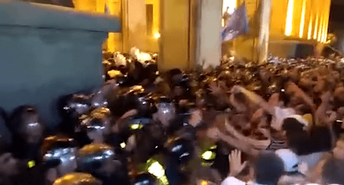 Столкновения протестующих и силовиков у здания парламента в Грузии. Кадр видео 360 https://www.youtube.com/watch?v=aZU3u6KCY8M