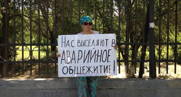 Одиночный пикет жительницы общежития на улице 1-я Перевозная в Астрахани. Фото Алёны Садовской для "Кавказского узла"