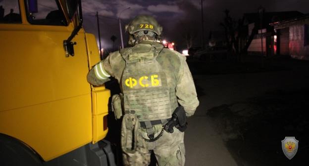 Сотрудник ФСБ на месте спецоперации. Фото: пресс-служба НАК http://nac.gov.ru/fotomaterialy@page=2.html#&gid=1&pid=3