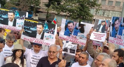 Участники митинга требуют освободить задержанного в Москве азербайджанского журналиста Фуада Аббасова. Москва, 23 июня 2019 года. Фото Григория Шведова для "Кавказского узла".
