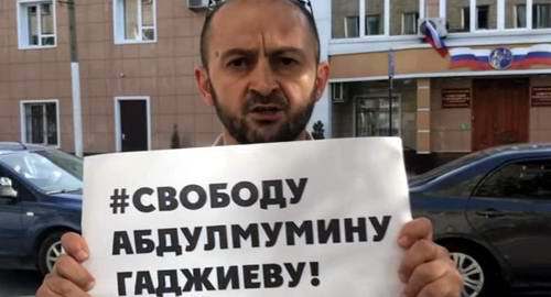 Главред "Черновика" Маирбек Агаев во время пикета в поддержку Гаджиева в Махачкале. Скриншот из видеосюжета "Кавказского узла".