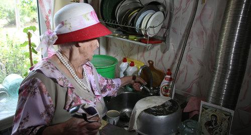 Жительница поселка Пригородный на своей кухне. Фото Вячеслава Прудникова для "Кавказского узла"
