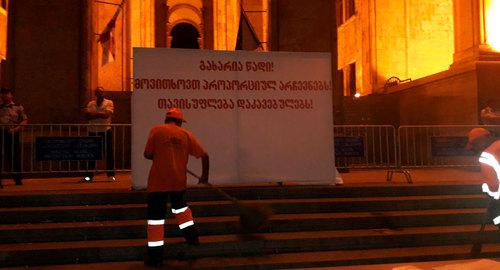 Городские дворники чистят площадку перед парламентом после акции протеста в ночь с 22 на 23 июня.  Фото Беслана Кмузова для "Кавказского узла"
