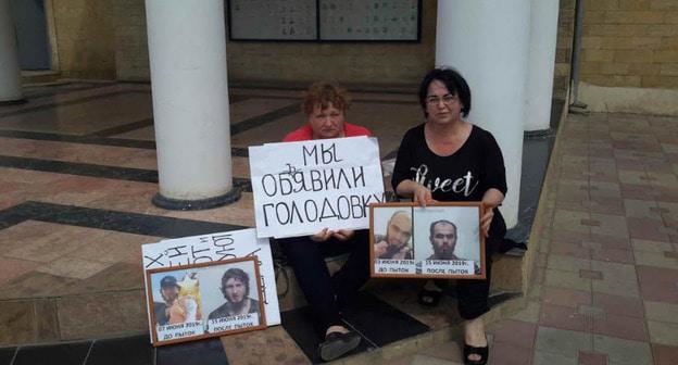 Родственницы задержанных Ислама Барзукаева и Гасана Курбанова  начали в Дербенте акцию протеста, требуя освободить сыновей. Фото: Рабаданова Зейнаб для "Кавказского узла"
