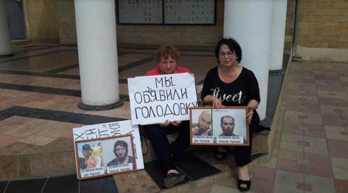 Родственницы задержанных Ислама Барзукаева и Гасана Курбанова  начали в Дербенте акцию протеста, требуя освободить сыновей. Фото: Рабаданова Зейнаб для "Кавказского узла"
