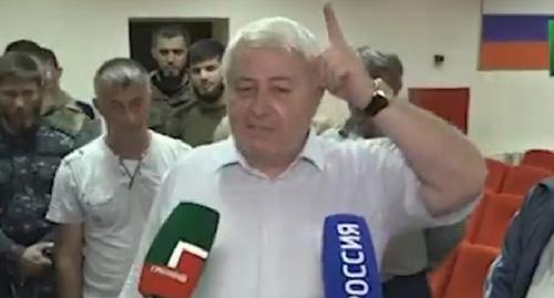 Житель Чечни Алхазур Барзаев публично отрекся от сына. Скриншот видео https://www.youtube.com/watch?v=zySZPAe0_cM