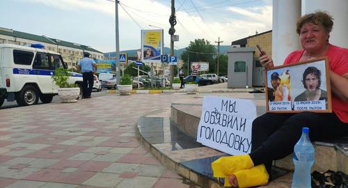 Елена Барзукаева у здания отдела полиции Дербента, где она объявила голодовку. 24 июня 2019 года. Фото Мурада Мурадова для "Кавказского узла"